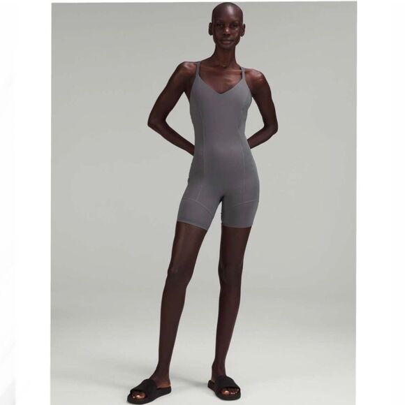 Lululemon lab Nulux and Mesh One-Piece 8" Anchor - Picture 4 of 17